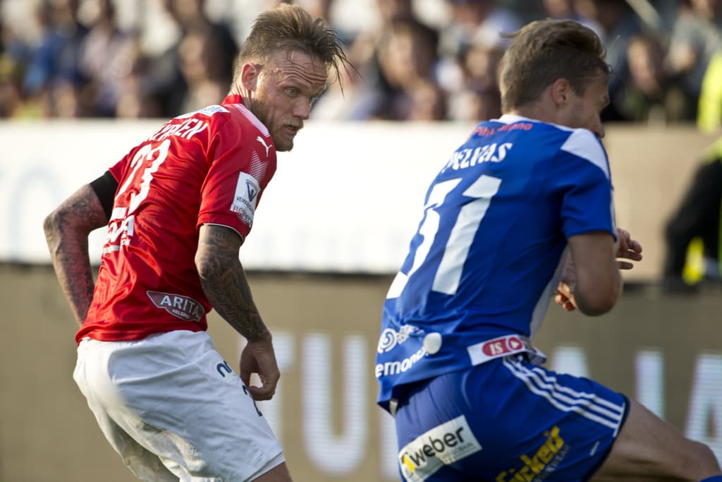 HIFK:n Mika Väyrynen ja HJK:n Aleksi Pelvas kamppailussa.