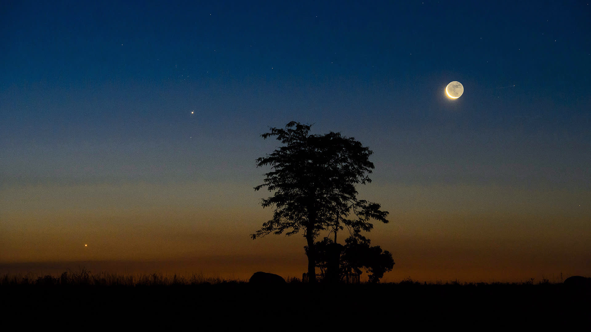 Venus (vasemmalla), Jupiter ja Kuu kuvattuna Salgotarjanissa Unkarissa elokuussa 2014.