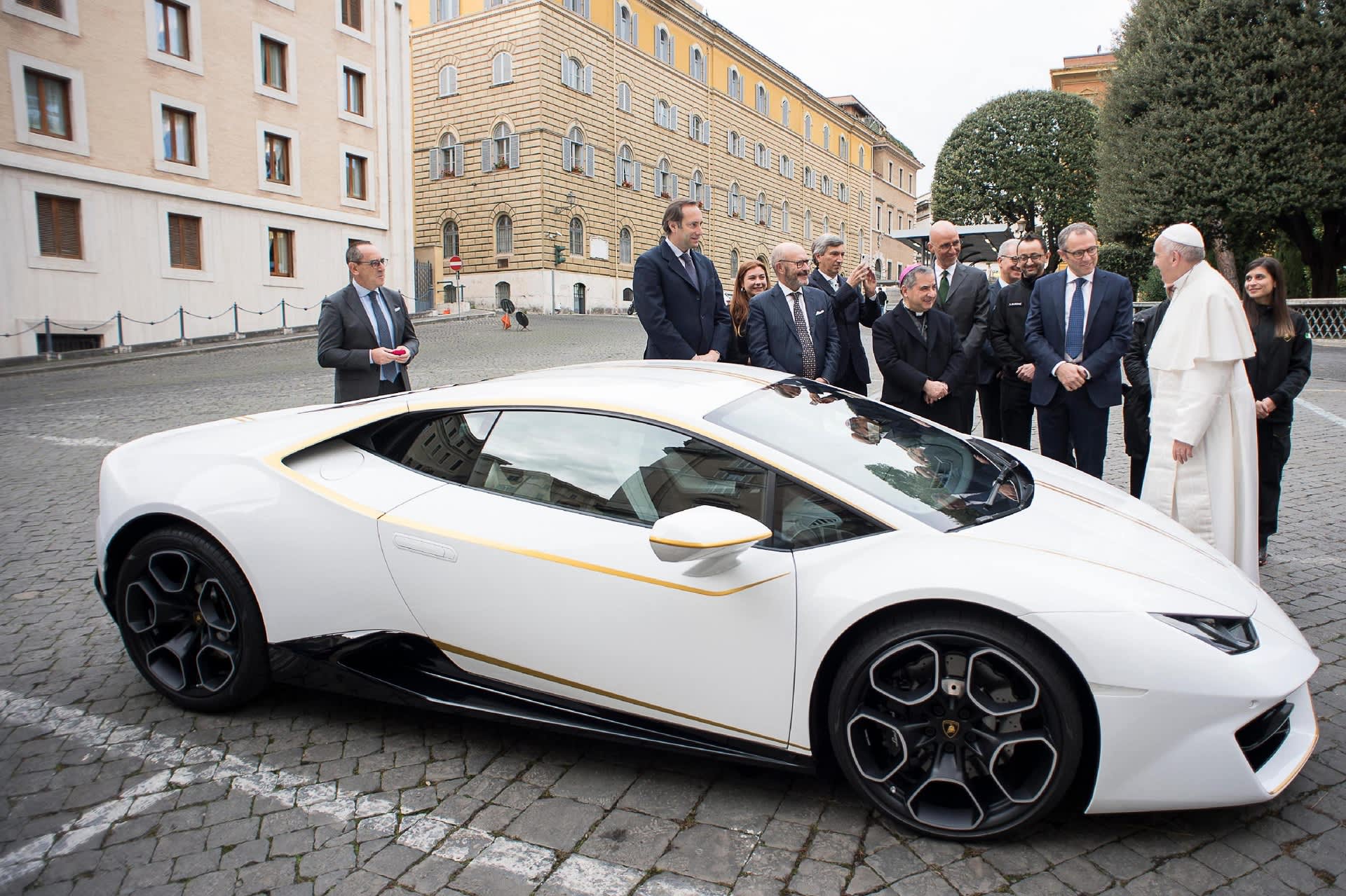 Paavi Franciscus sai lahjaksi Lamborghini Huracanin Paavi-version.
