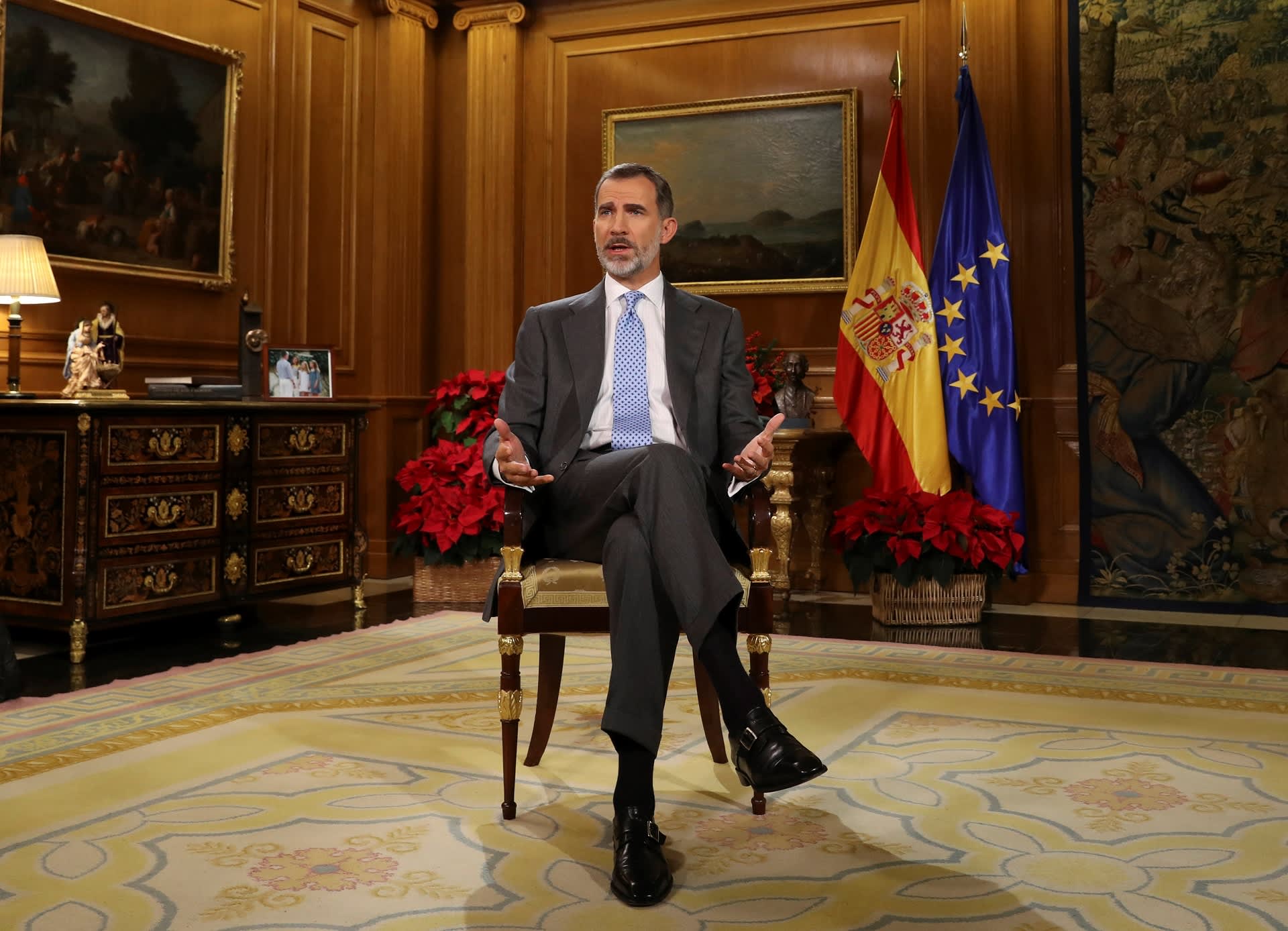 Kuningas Felipe VI kuvattuna Espanjan kuningasperheen asunnossa Palacio de la Zarzuelassa Madridissa.