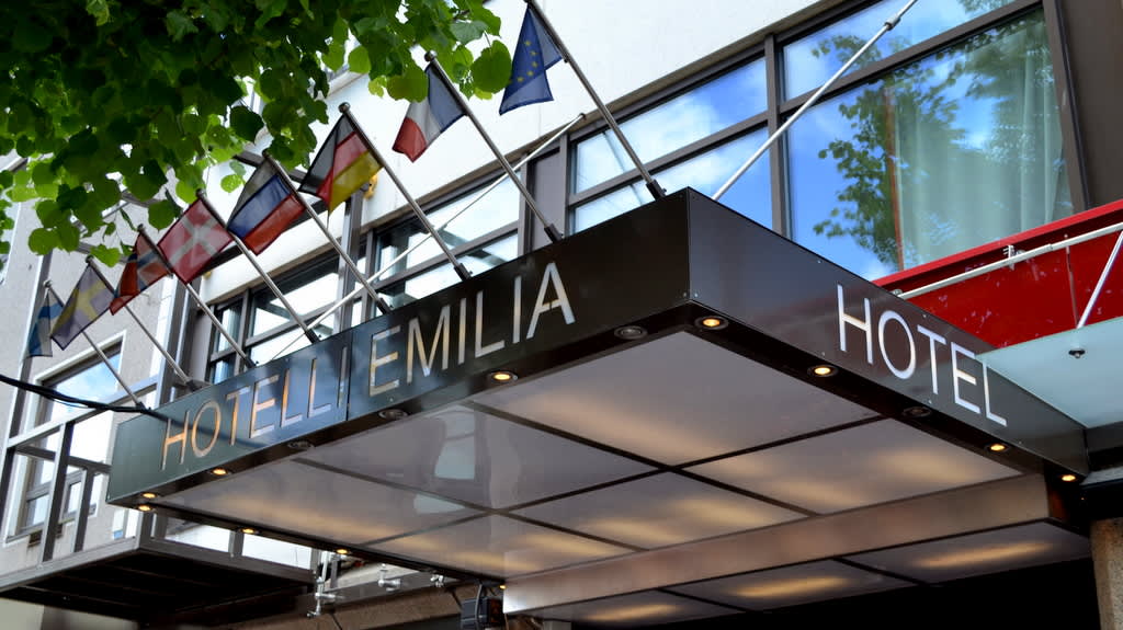 Hotelli Emilian edessä on eri maiden lippuja.
