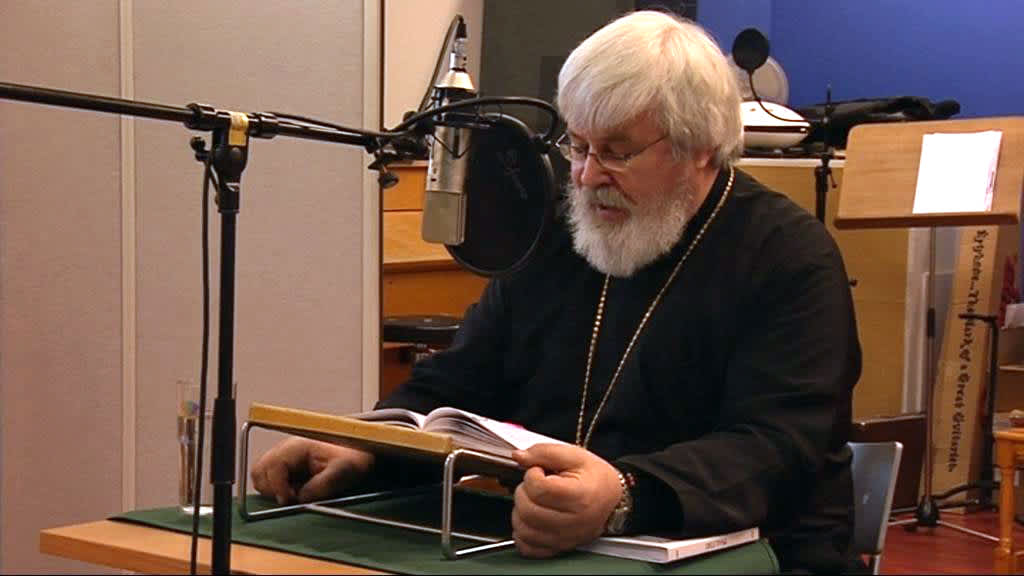 Arkkipiispa Leo lukee karjalankielistä Raamattua.