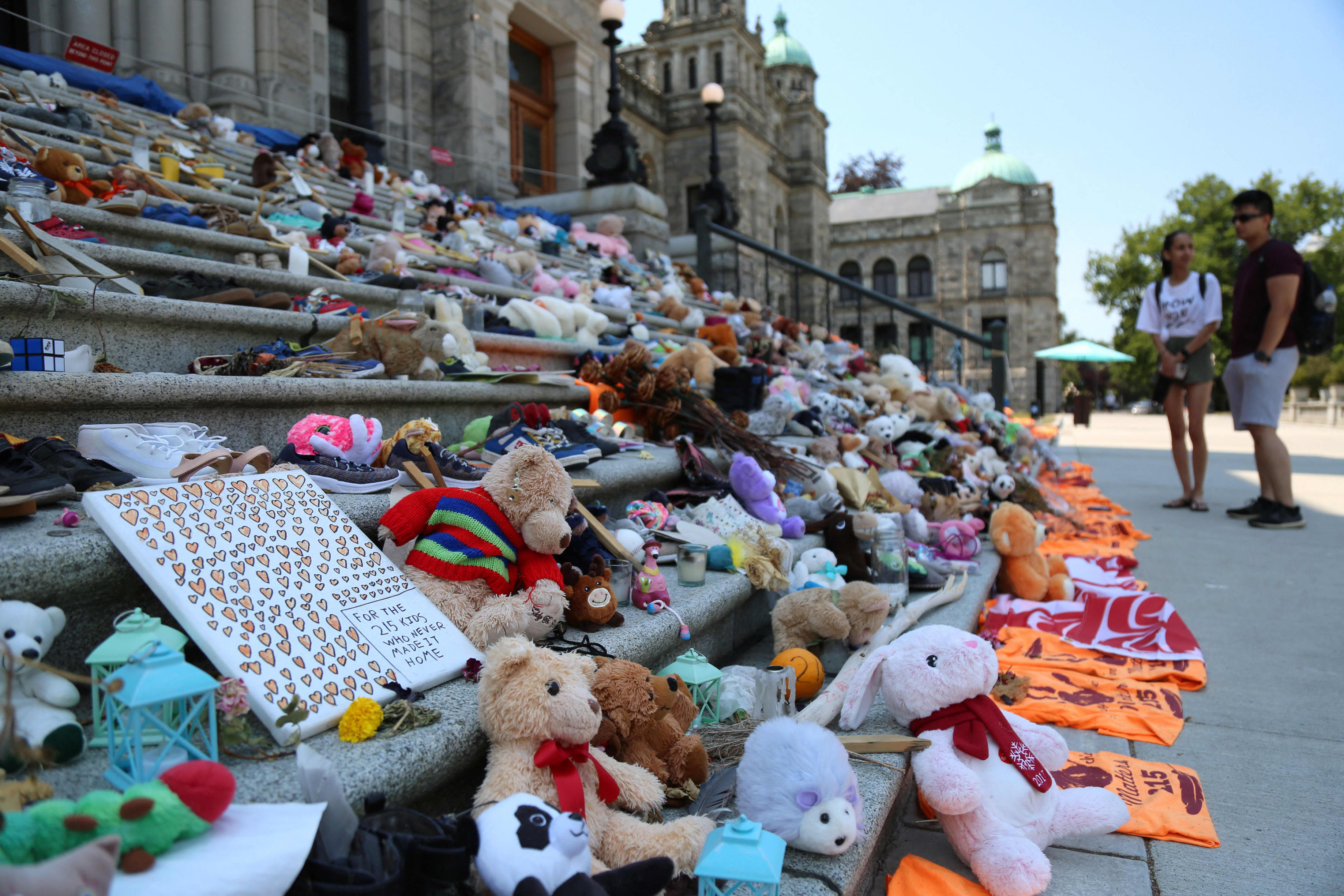 Brittiläisen Kolumbian parlamenttitalon portaille on tuotu leluja ja kenkiä alkuperäisväestön lasten muistolle. 
