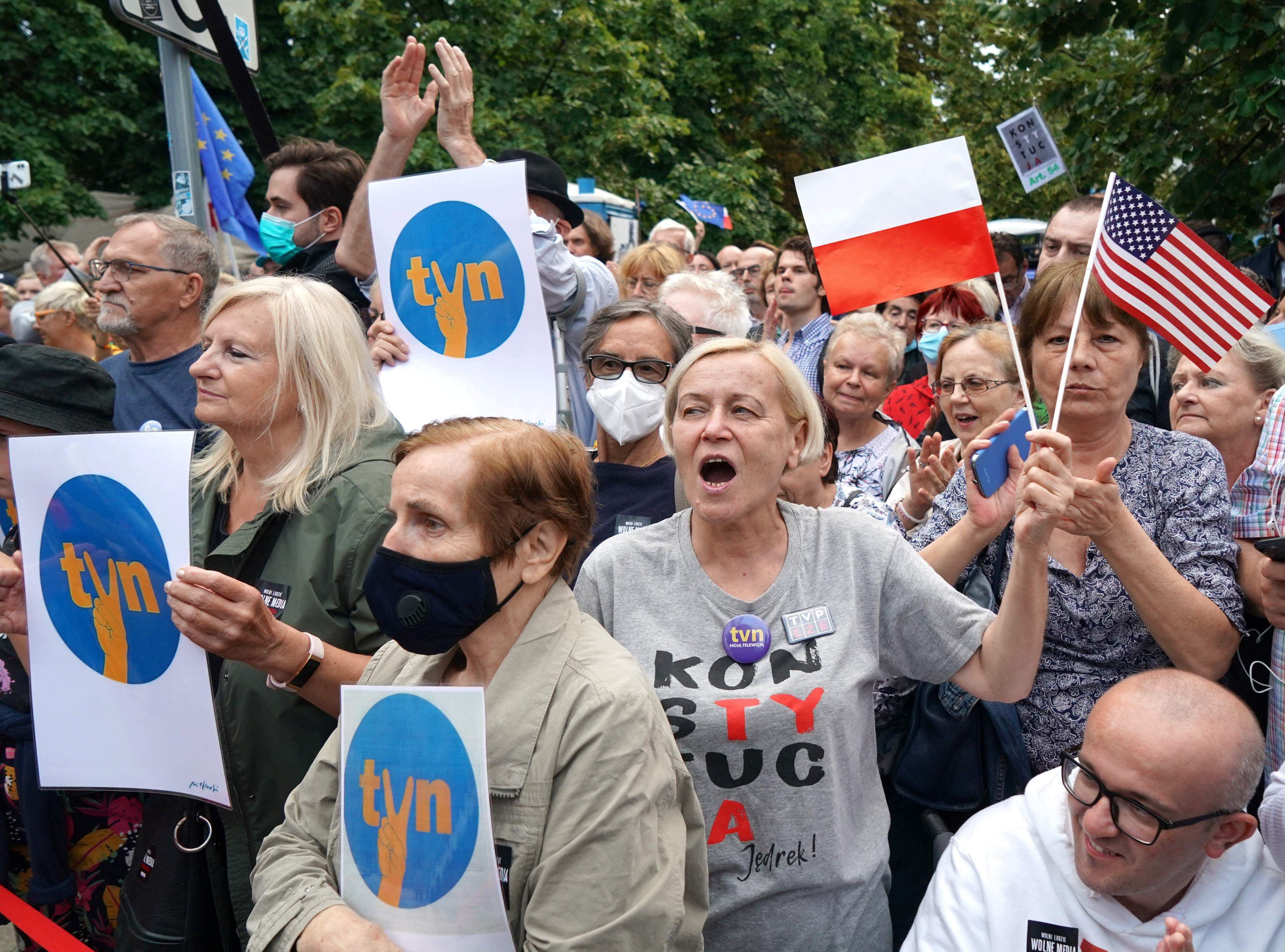Tuhannet puolalaiset protestoivat uutta medialakia vastaan