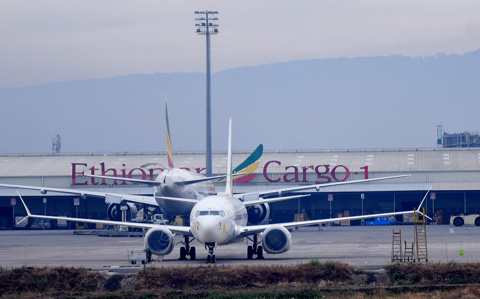 Ethiopian Airlinesin koneita Bolen lentoasemalla Addis Abebassa huhtikuussa 2019.