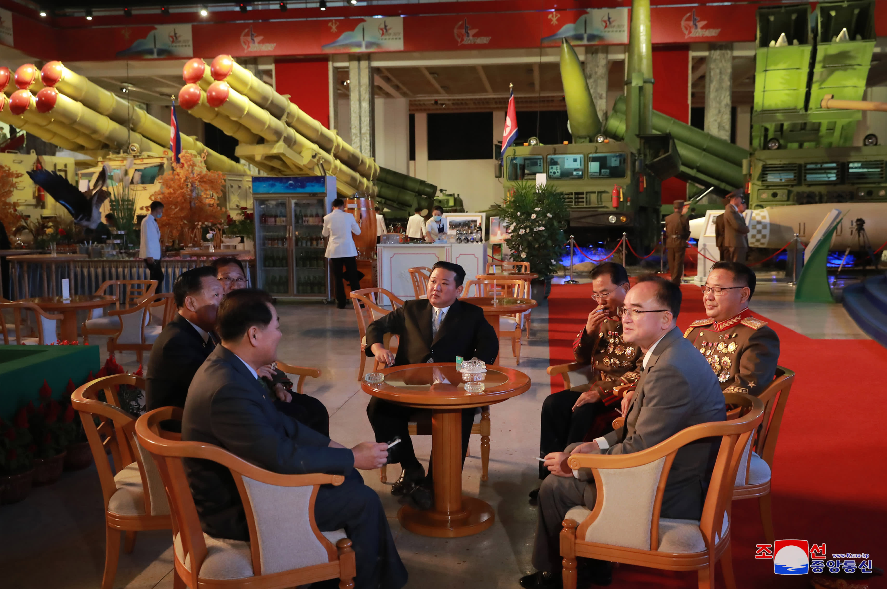 Pohjois-Korean johtaja puhuu upseeriensa kanssa. 