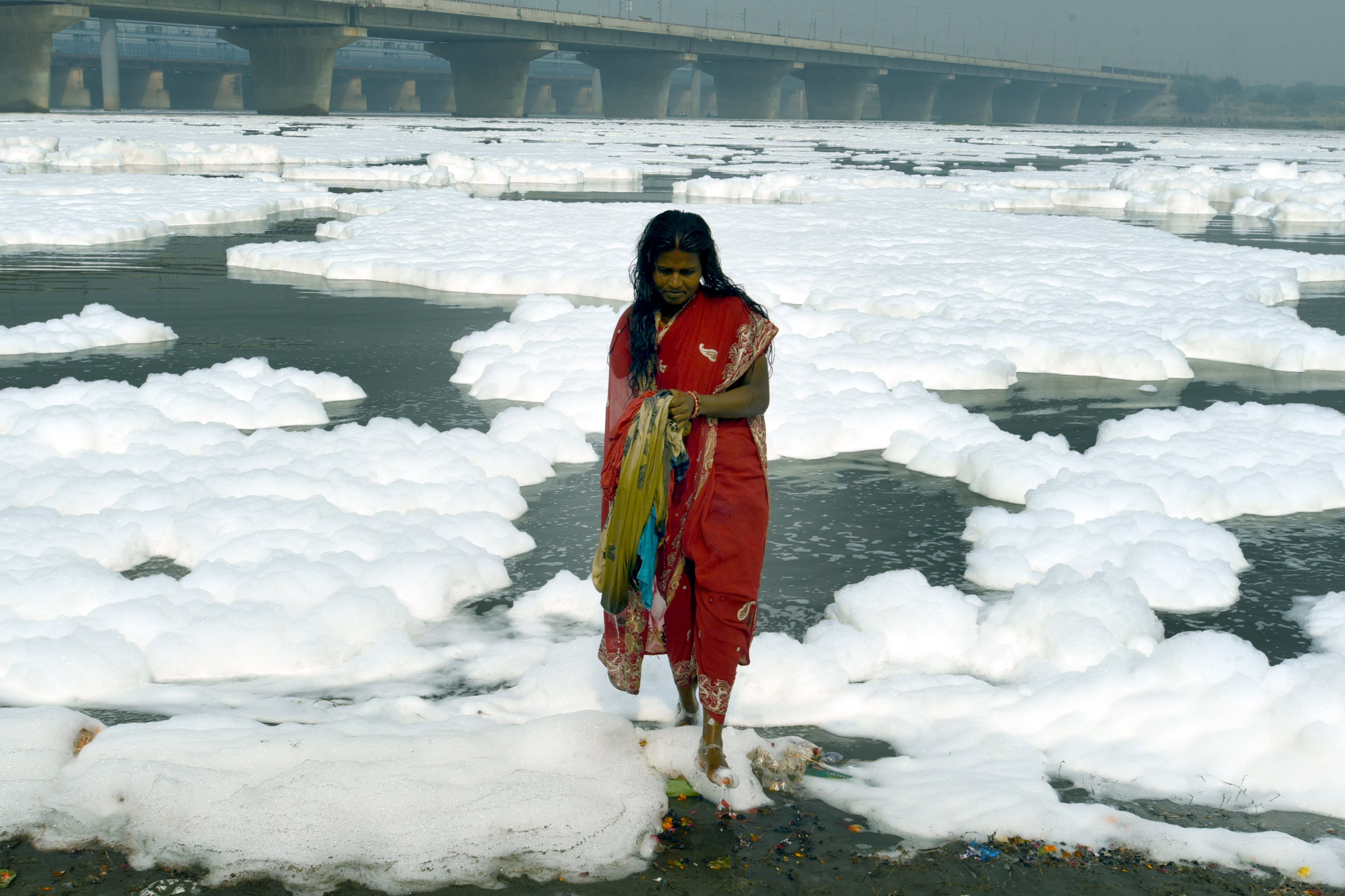 Intiassa New Delhin läpi virtaava Yamuna-joki on täynnä myrkyllistä saastetta