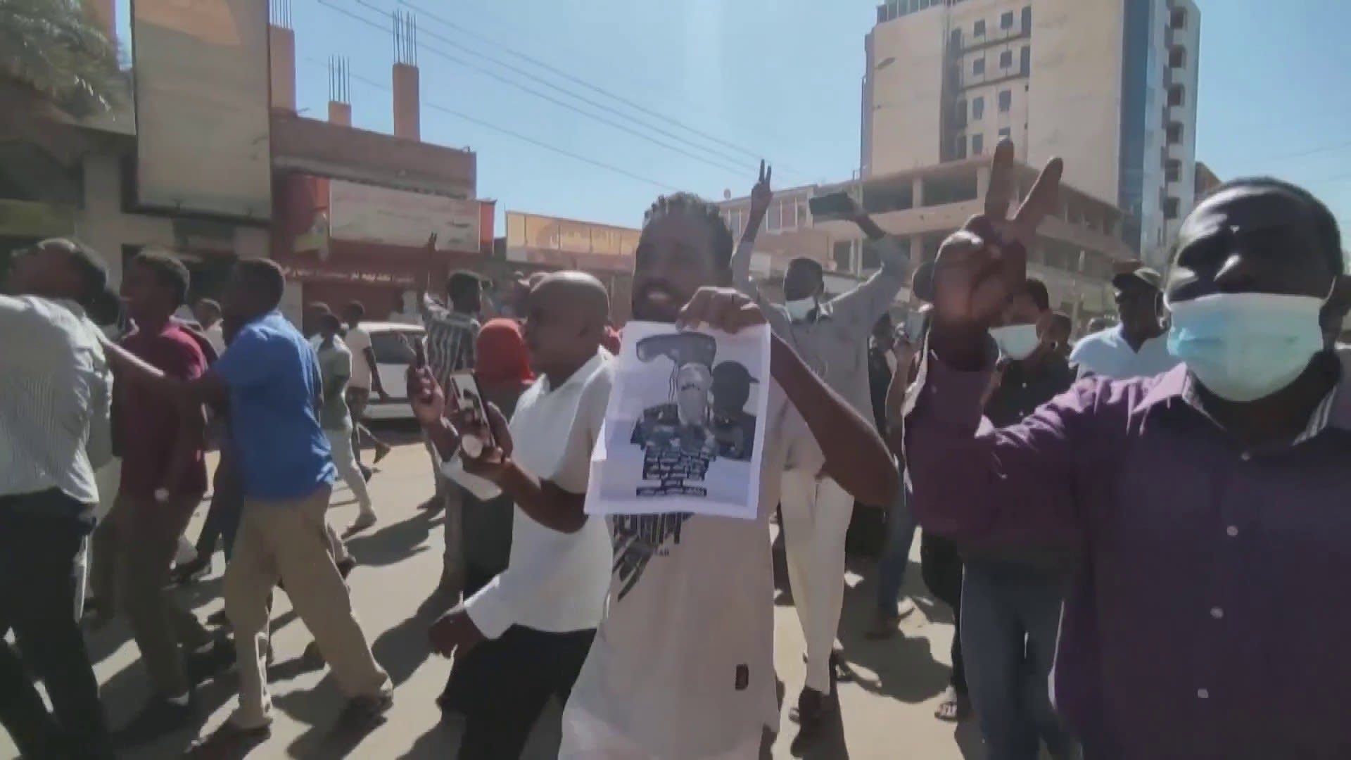 Sudanin vallankaappausta vastustaneet mielenosoittajat palasivat kadulle kun syrjäytetty pääministeri Abdalla Hambdok palasi johtamaan hallitusta