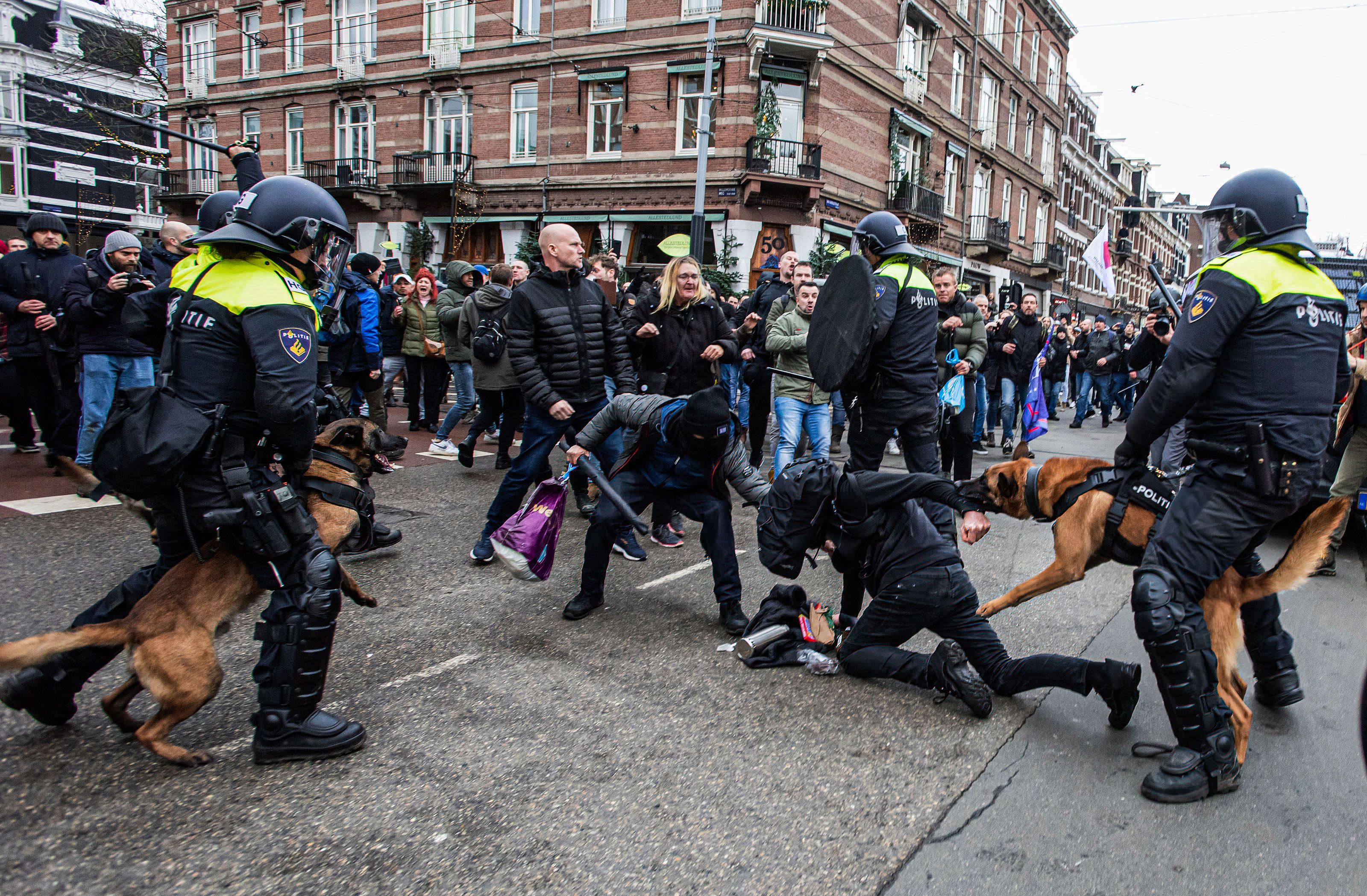 Mielenosoittajat ja poliisi ottivat yhteen Amsterdamissa koronarajoitusten vastaisessa protestissa