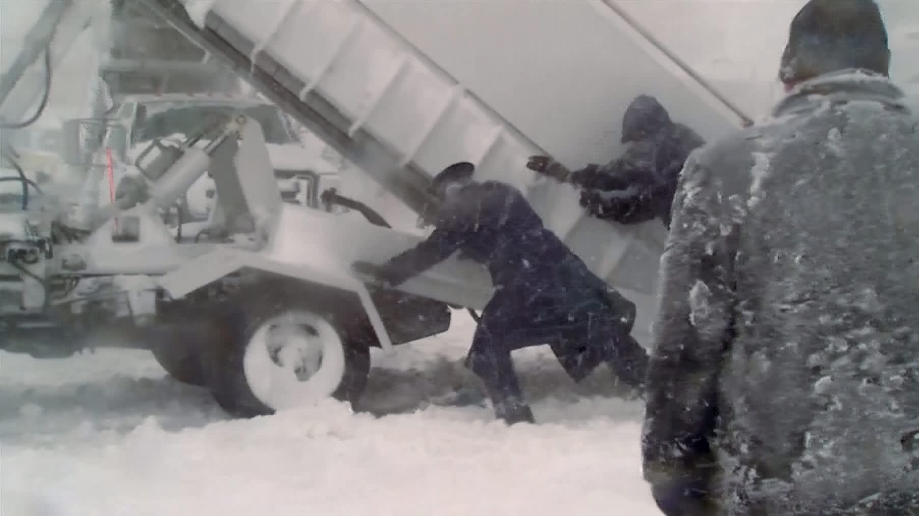 Biden sai odottaa — lentokoneen portaita työnnettiin lumikasasta hartiavoimin