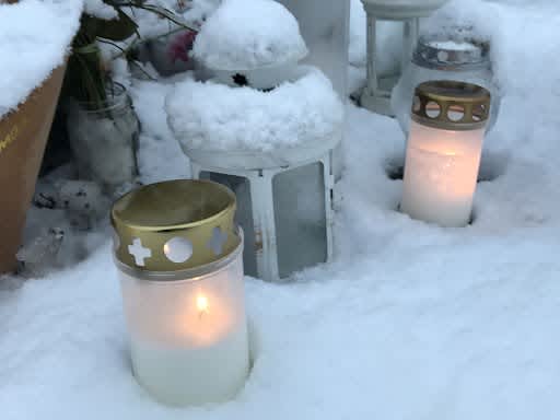 Onnettomuuspaikalla paloivat kynttilät 5. tammikuuta 2022.