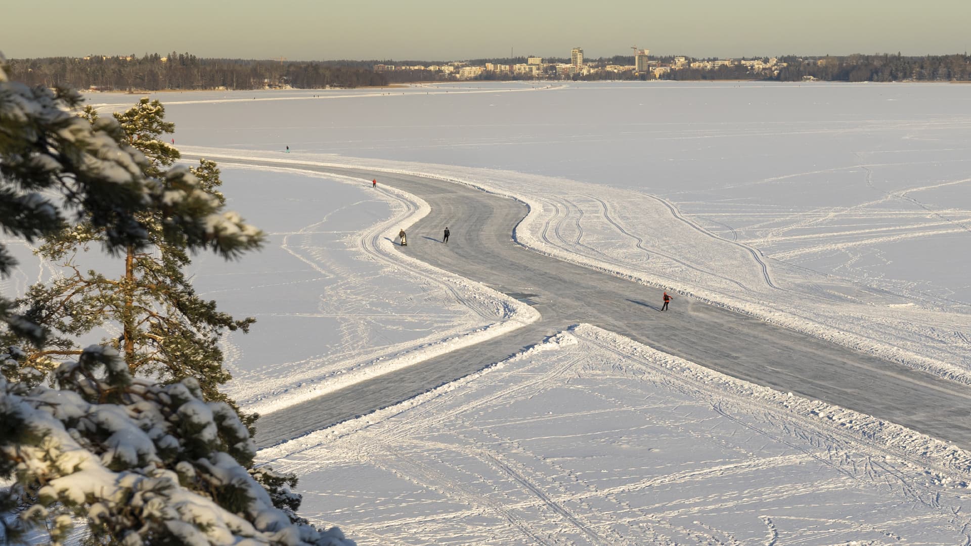 Harvinaista herkkua Etelä-Suomessa: Tuusulanjärvelläkin luistelubaanaa yli 18 kilometriä