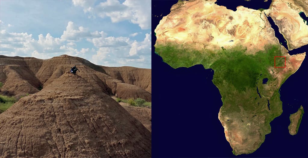 Vasemmalla so hiekkakukkula, jonka päällä istuu mies. Oikealla Afrikan kartta, johon löytöalue on merkitty nykyisen Etiopian paikkeille. 