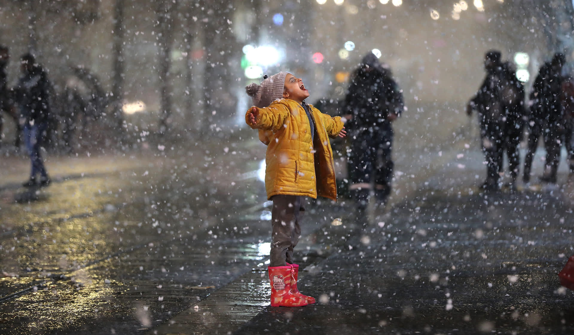 Sankka lumipyry toi iloa Jerusalemin lapsille ja lisää kurjuutta Syyrian pakolaisille
