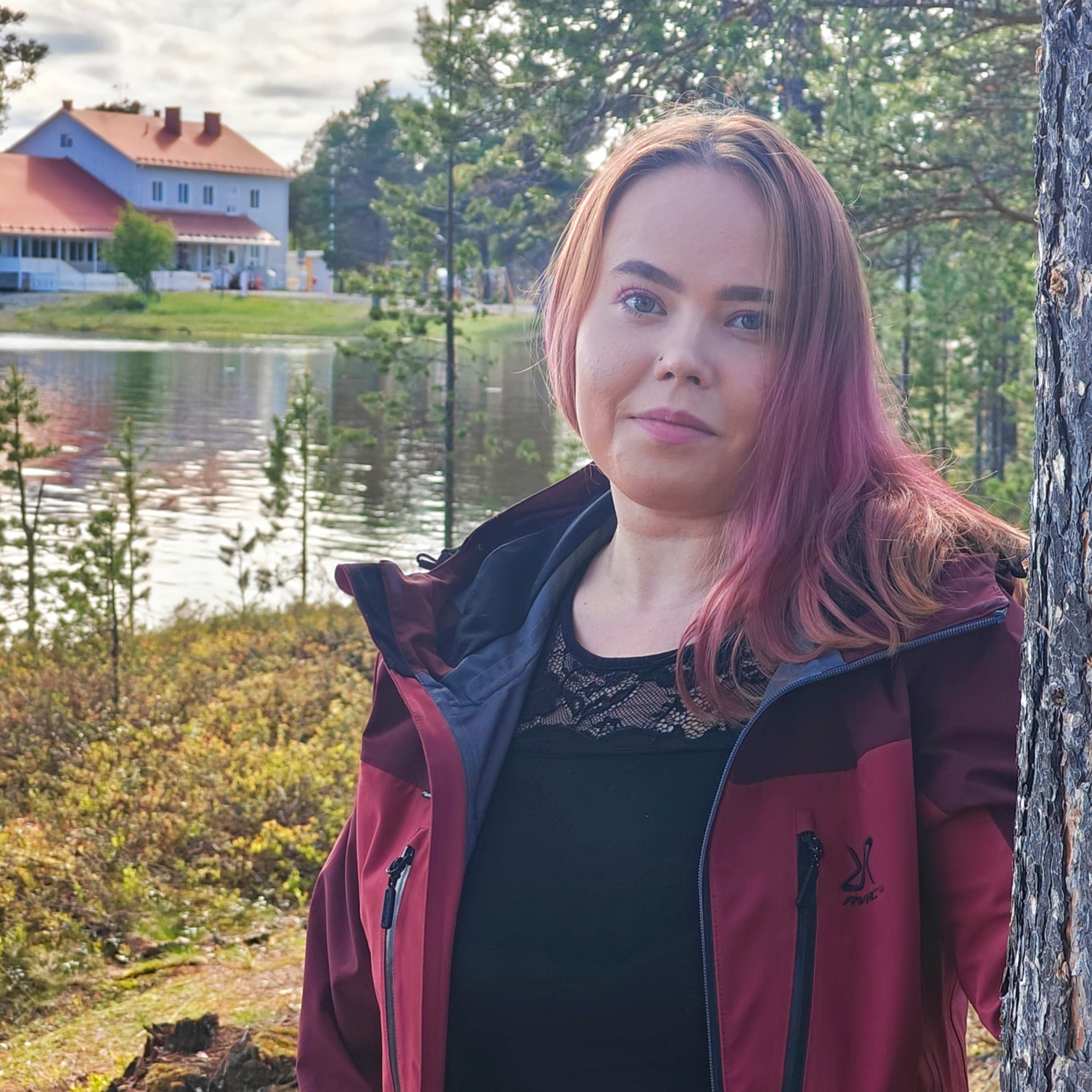 Ǩieʹsskueʹss Jasmin Semenooff rääʹǩǩesvuõtt dommsiʹjdde poouti suu ...