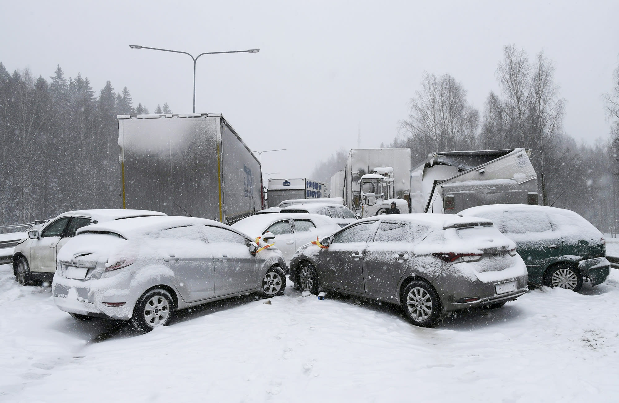 Espoossa Turunväylällä Kymmenien Autojen Ketjukolari | Yle Uutiset ...