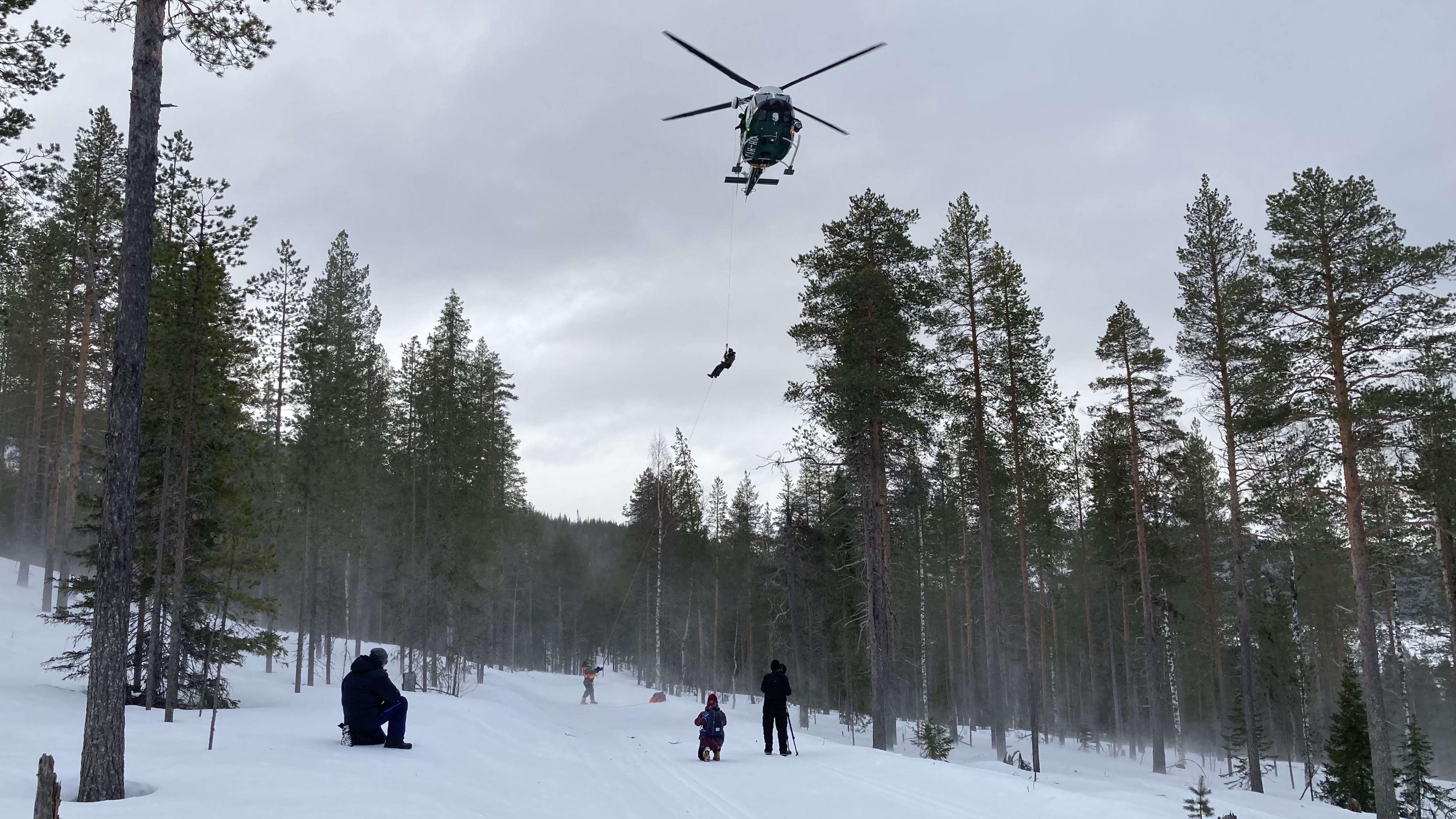 Ensihoitaja Juho Kärkkäinen saapuu helikopterilla auttamaan lumivyöryyn  joutunutta naista pelastusharjoituksessa | Yle Areena
