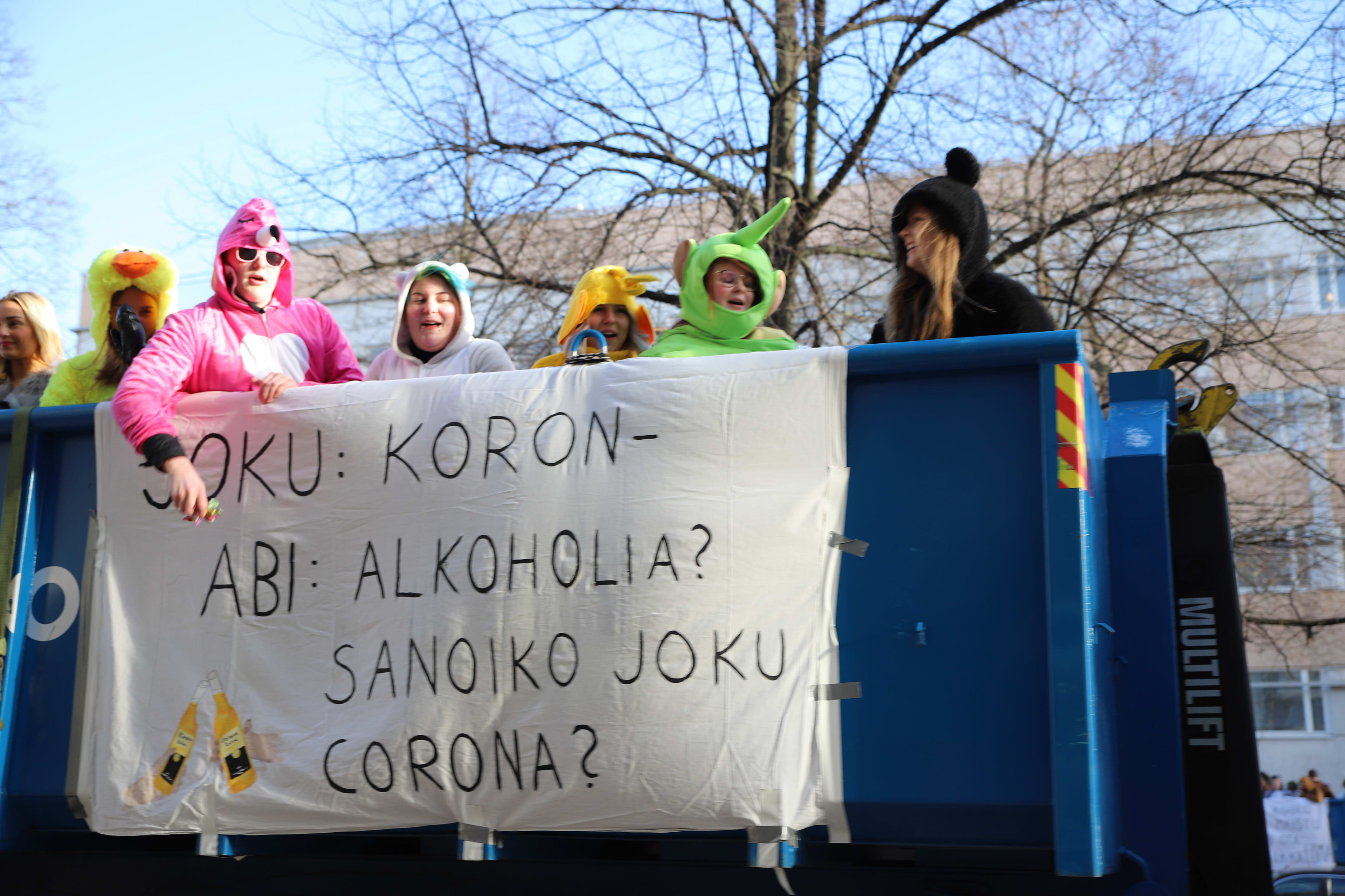 Hyppää mukaan penkkarihulinaan! Seuraamme karkkisadetta Porissa | Yle  Lounais-Suomen videot | Yle Areena