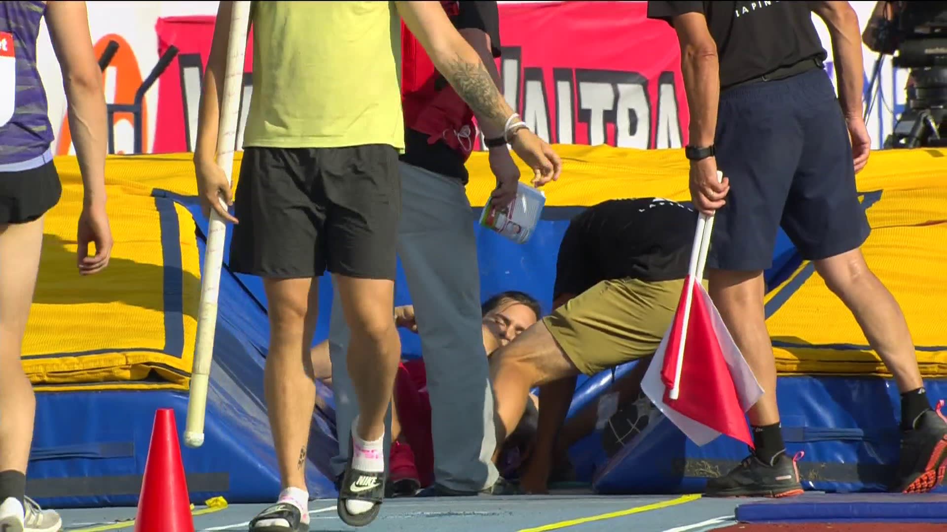 Urho Kujanpää tippui seiväskuoppaan ikävän näköisesti Urheilujuttuja