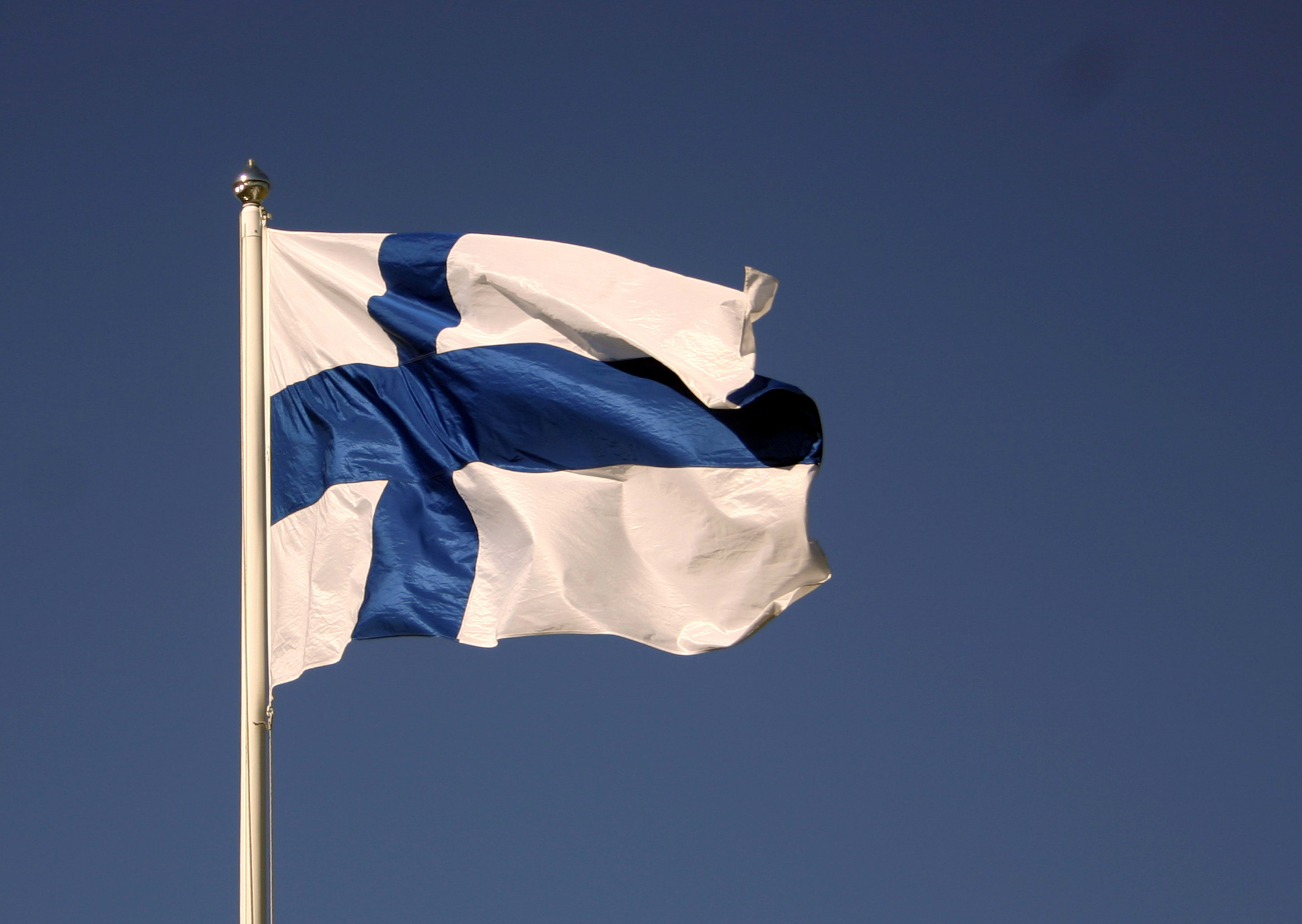 Itsenäisyyspäivän lipunnosto Hämeenlinnassa | Yle Uutiset suora | Yle Areena