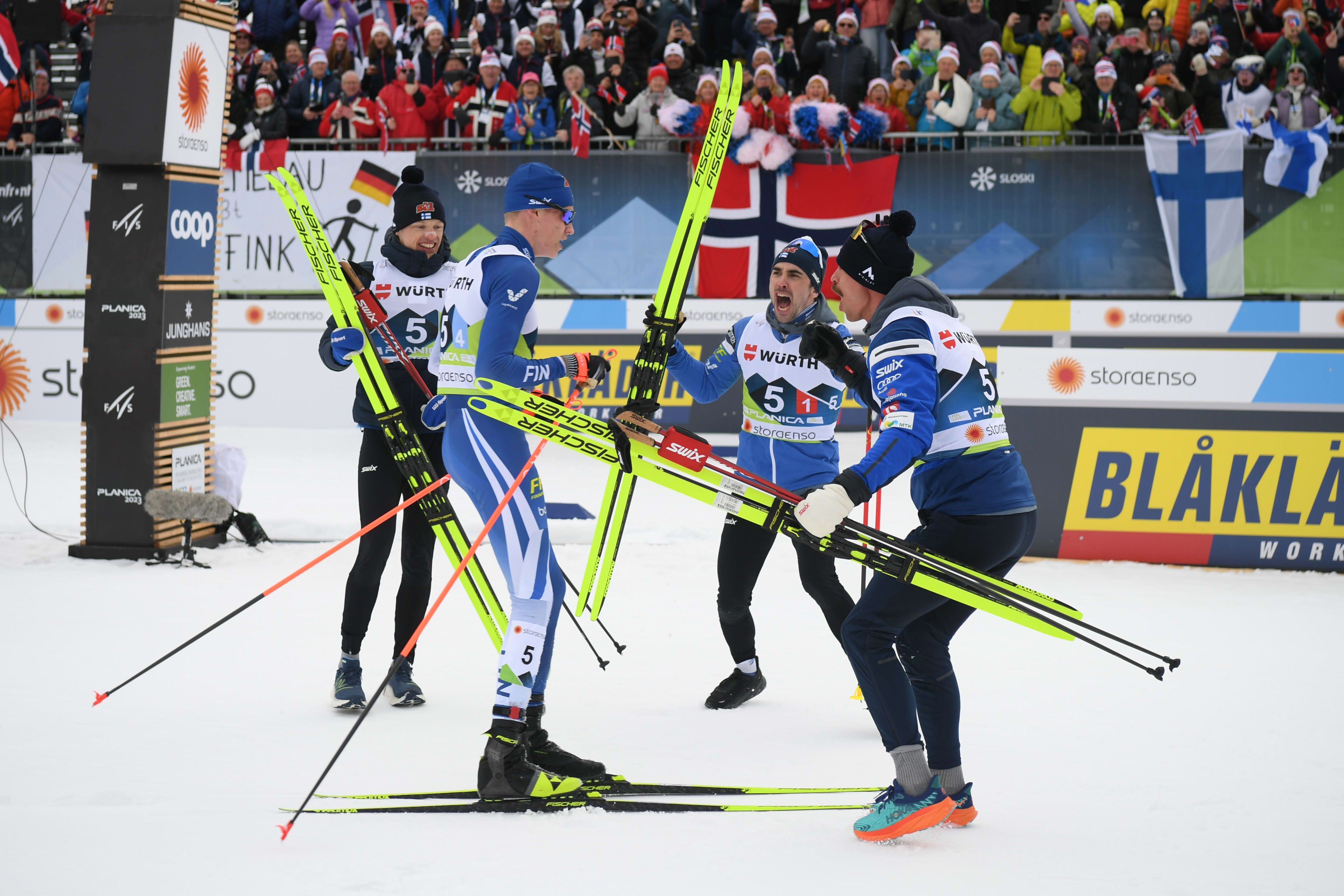 Suomen viestijoukkue riemuitsee maalissa MM-hopeasta | Hiihdon MM | Yle  Areena