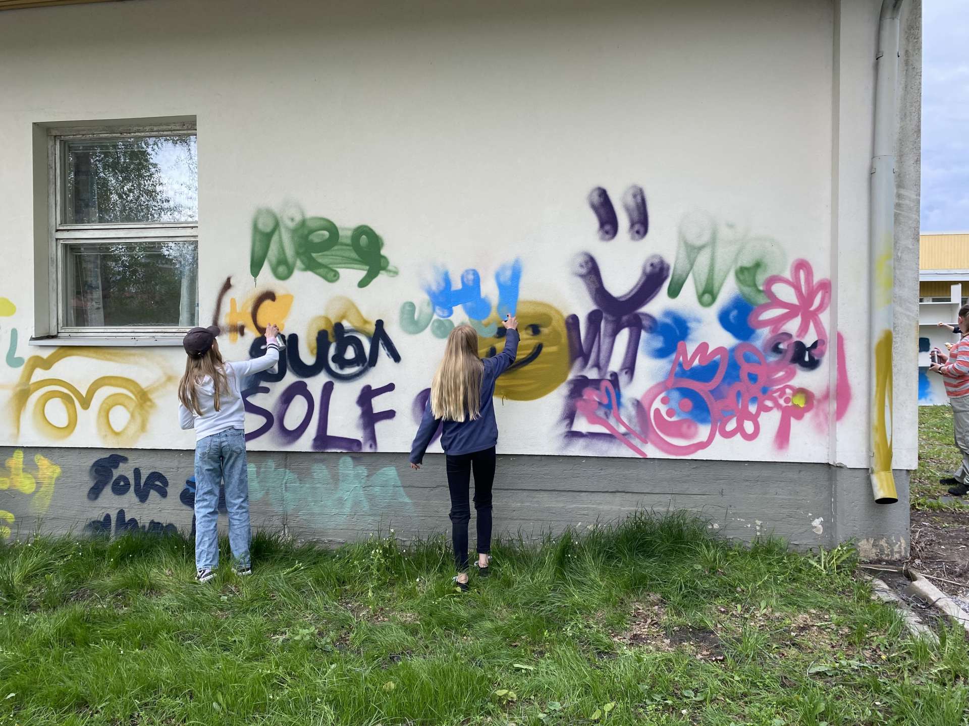 Gamla Solf skola ska rivas i sommar – men först fick byns ungdomar täcka in  byggnaden i graffiti – Österbotten –