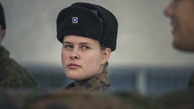 Naispuolinen varusmies.