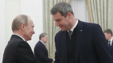 Vladimir Putin ja Markus Söder kättelevät