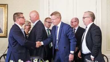 Kuvassa ovat Markku Jalonen, Vuokko Piekkala, Antti Palola, Jarkko Eloranta, Jyri Häkämies, Juha Sarkio ja Sture Fjäder.