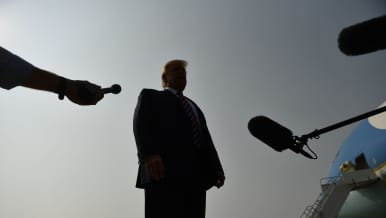 Donald Trump puhui medialle Sacramenton lentokentällä, Kaliforniassa maanantaina.