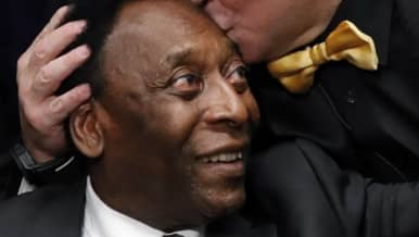 Pele (vas.) ja Diego Maradona. Kuva vuodelta 2017.
