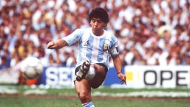 Diego Maradona potkaisee palloa vuoden 1986 MM-kisoissa.