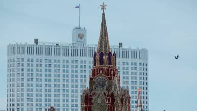 Kuvassa etualalla kirkontorni. Taka-alalla näkyy Kremlin hallintorakennus.