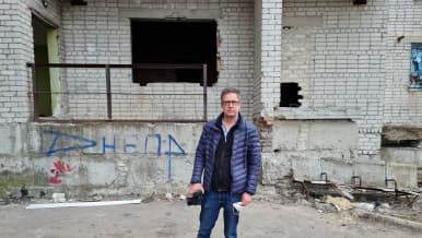 Ylen ulkomaantoimittaja Antti Kuronen Itä-Ukrainassa Avdijivkan kaupungissa. 11.4.2021.