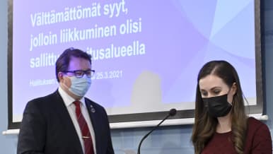 Pääministeri Sanna Marin ja johtaja Mika Salminen THL:stä hallituksen tiedotustilaisuudessa Helsingissä.