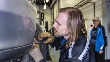 katsastusmies Juho Nousiainen ja auton omistaja Tauno Kari