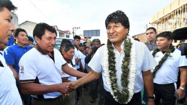 Bolivian istuva presidentti Evo Morales tervehti kannattajiaan Villa 14 de Septiembressä 20. lokakuuta.