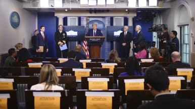 Donald Trump pitää tilannekatsausta Valkoisessa talossa.
