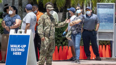 Ihmiset jonottavat koronavirustestiasemalla Miami Beachilla Floridan osavaltiossa.