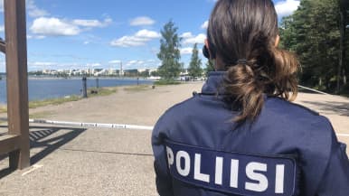 Poliisi eristysnauhan edessä Lahden satamassa 2.7.2020