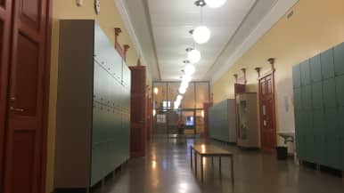 Myllytullin koulun käytävä.