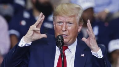 Käsillään elehtivä Donald Trump.