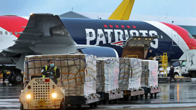 Massachusettsin kuvernööri sai apua jalkapalloseura New England Patriotsilta hengityssuojainten tuomiseksi Kiinasta. Seuran kone toi Bostoniin torstaina yli miljoona N95-hengityssuojainta.
