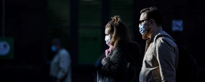 Kuvassa on maski kasvoillaan kulkevia ihmisiä Helsingin keskustassa 14. lokakuuta 2020.