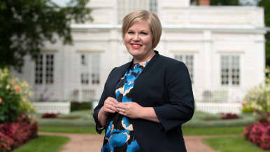Annika Saarikko seisoo Annalan huvilan edessä.