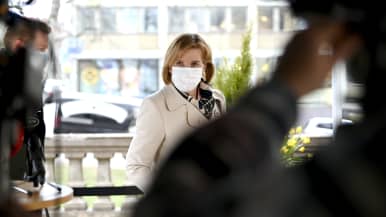 Oikeusministeri Anna-Maja Henriksson saapui hallituksen puoliväliriihen kolmannen päivän neuvotteluihin Säätytalolla Helsingissä.