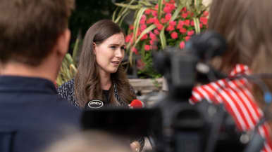 Sanna Marin puhuu lehdistölle.