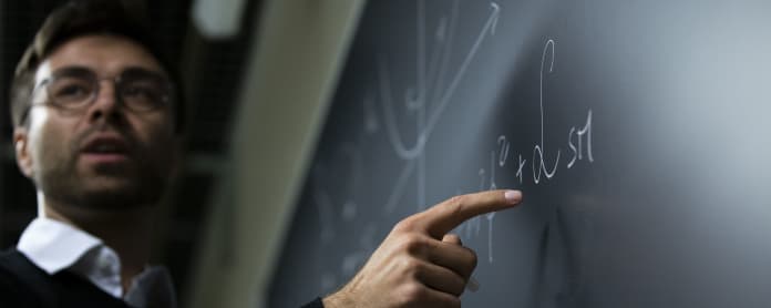 Johns Hopkins Universityn Physiikan ja astronomian laitoksen tutkijaprofessori Tommi Tenkanen esittelee kehittämäänsä kaavaa Helsingin Yliopiston Physicumissa 2019 elokuussa