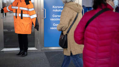 Helsingin Messukeskuksen rokotuspisteen sisäänkäynti.