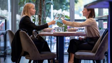 Asiakkaat Tytti Hast (vas) ja Iris Ollila syömässä lounasta Ravintola Teatterissa, Helsinki, 25.9.2020.
